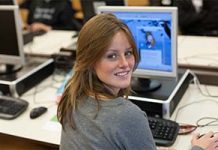 Student achter pc