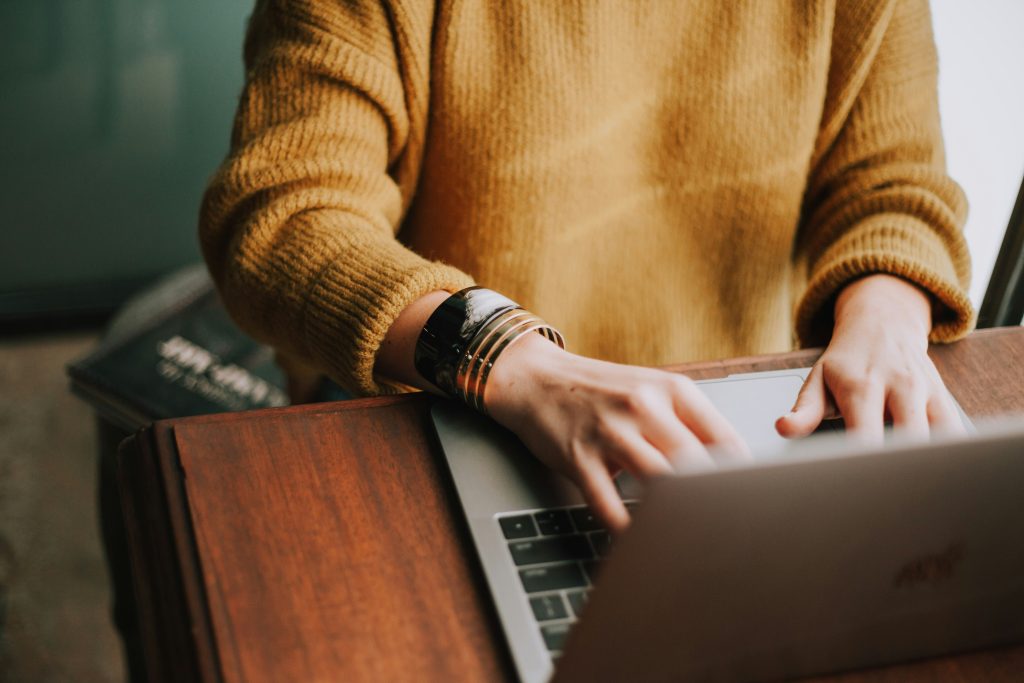 Kan AI e-learnings vervangen? Ontdek de verschillen, voordelen en uitdagingen van AI in leerprogramma’s, met aandacht voor betrouwbaarheid, personalisatie en accreditatie.
